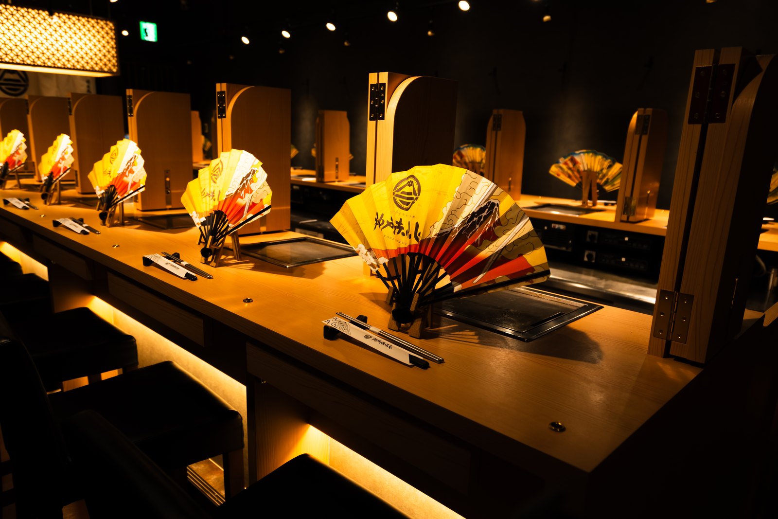 席ごとに鉄板がついた神戸赤ふじのカウンター席